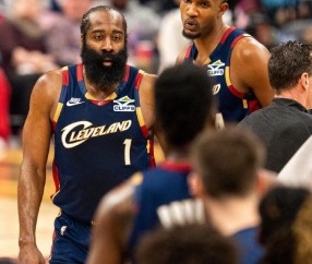 星空娱乐-骑士遭绿军横扫：哈登19+10逼近29000分 米切尔复出30+7+5