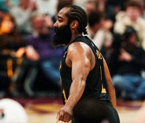 星空体育-骑士成功复仇活塞，哈登18+7+6率队取胜，他在场时球队豪获8胜1负